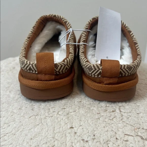 MIA girl Brown and Cream Fuzzy Slippers size 4. NWT! - Picture 6 of 12